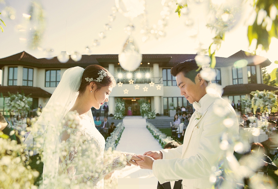 组图:朱相昱车艺莲婚礼现场公开 甜蜜对视场景梦幻