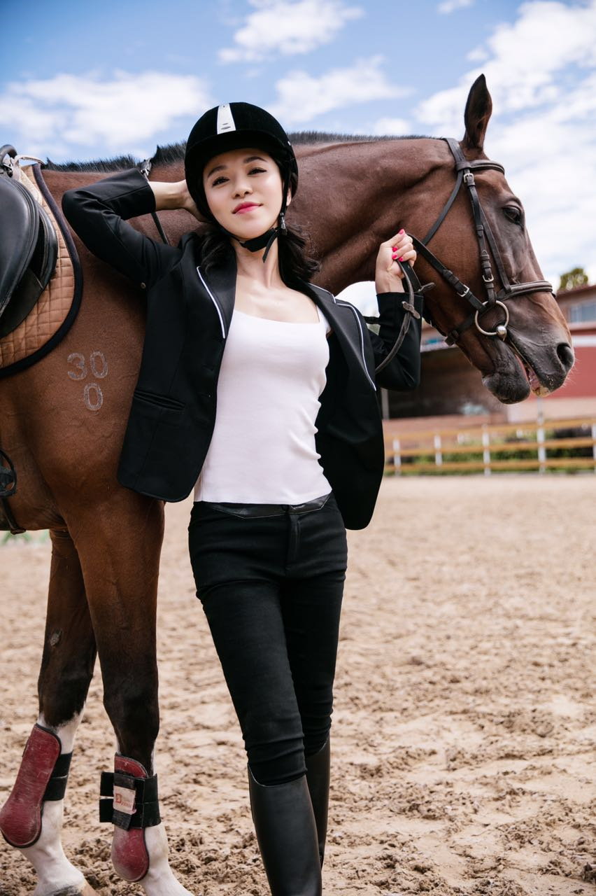 组图:罗心妍晒马场照 青春活力英姿飒爽