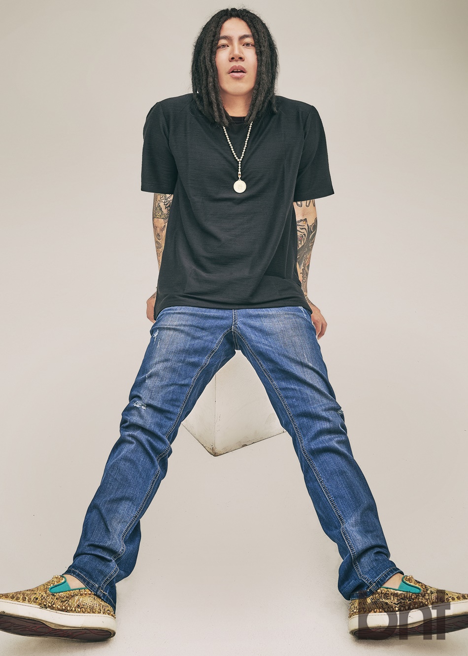 近日,韩国歌手skull携手bntnews拍摄了一组时尚写真.