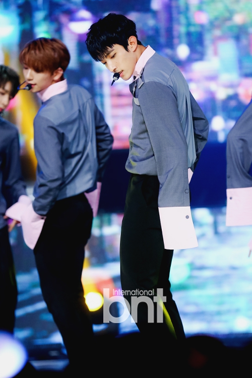 韩男团seventeen登台劲舞 复古衬衫打扮有型