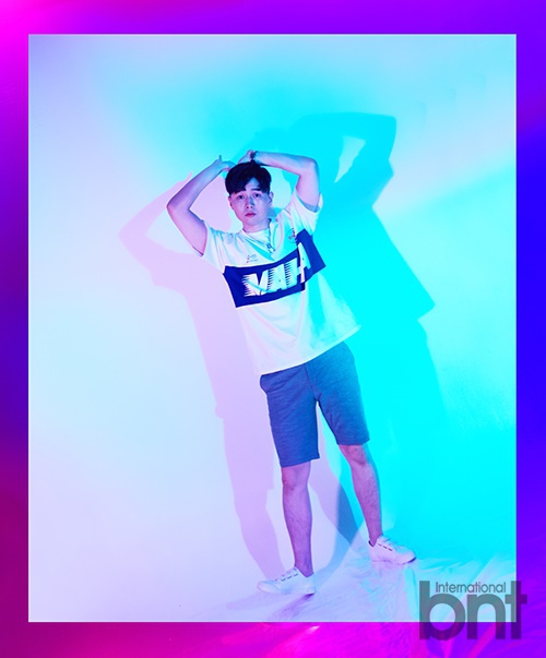 时尚写真,在炫彩十足和简约素雅的氛围中展现了实力rapper的多面魅力