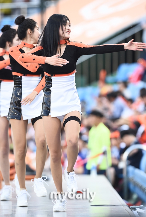 韩国啦啦队女郎下衣失踪穿超短 动感热舞助兴