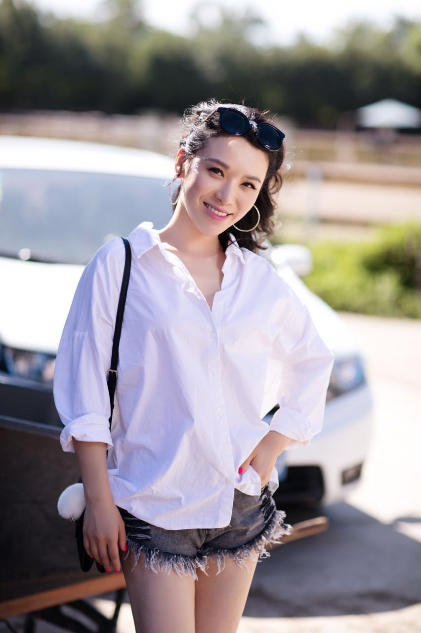 组图:罗心妍白衬衫拍写真 动静之间青春气质_高清图集_新浪网