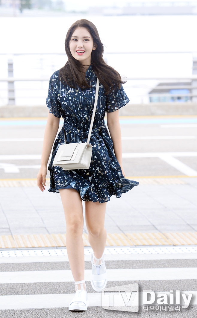 全昭弥somi亮相机场赴香港 美少女青春活力