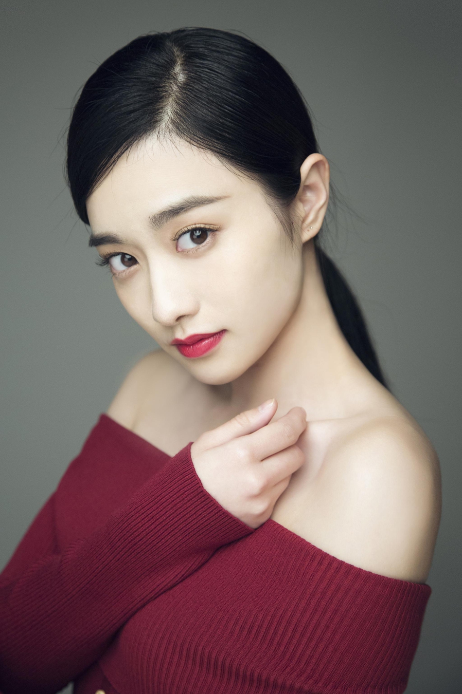 组图:孙雪宁拍时尚写真 小露香肩红唇妩媚