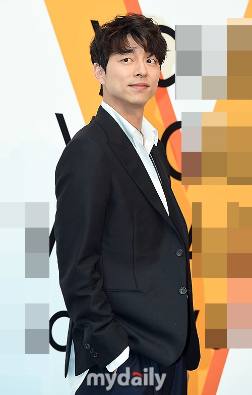 孔刘亮相活动笑容灿烂 穿阔腿肥裤另类时尚