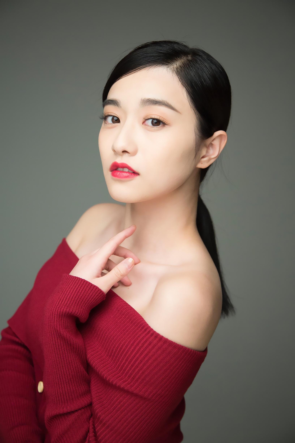 08 15:46:57 1 / 5 新浪娱乐讯 近日,演员孙雪宁曝光一组写真.