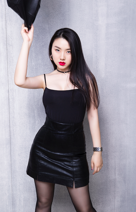 组图:肖洋拍写真黑装造型很酷 眼神犀利冷艳