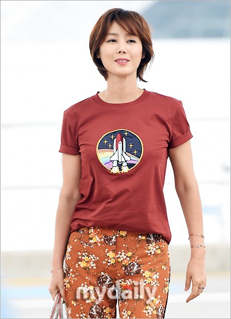 组图:50岁美魔女金成铃亮相机场 剪短发利落清新