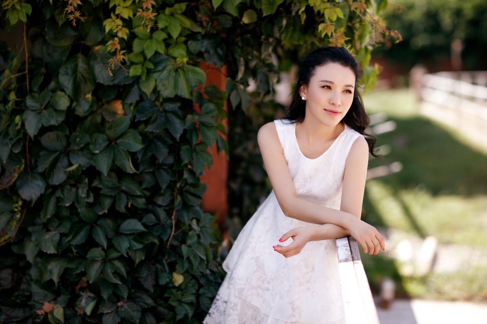 组图:罗心妍夏日写真享日光 白裙优雅清新