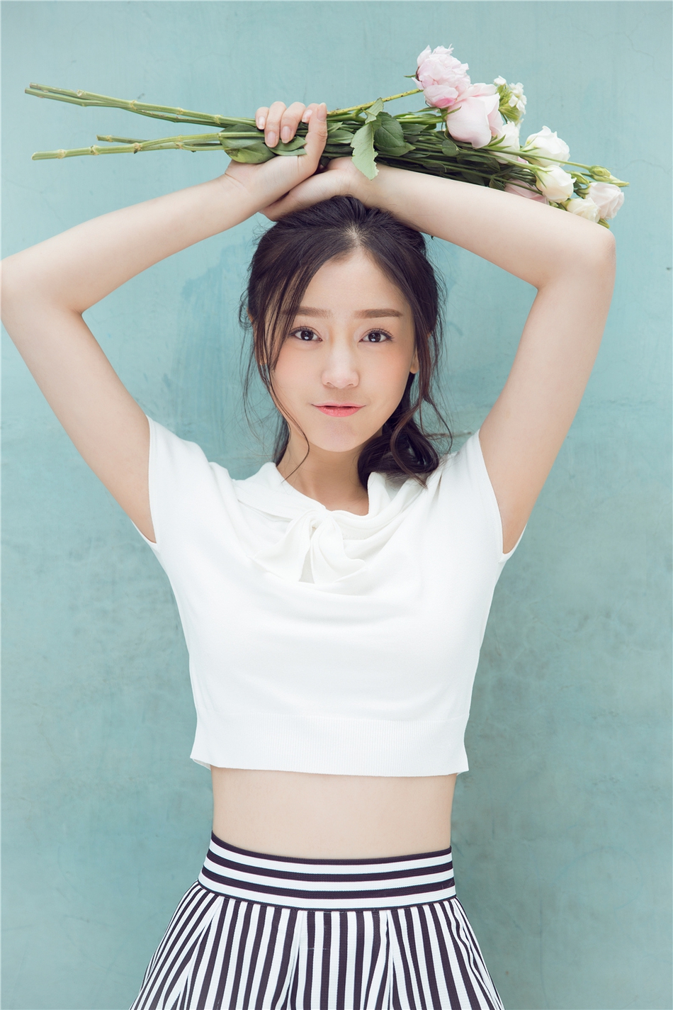 组图:鬼马少女何花初夏写真 清甜秀丽笑容甜