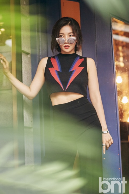 近日,韩国演员李彩英携手bntnews拍摄了一组时尚写真.