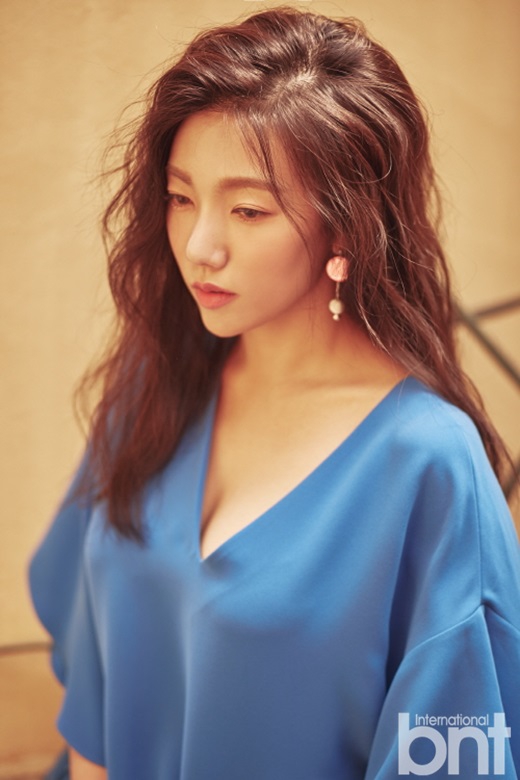 组图李彩英拍时尚写真长发优雅展迷人气质