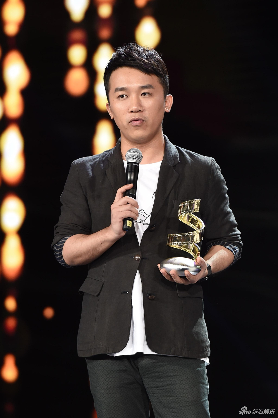 李柠与刘涛见证李霄峰卢正雨获最受期待青年导演荣誉