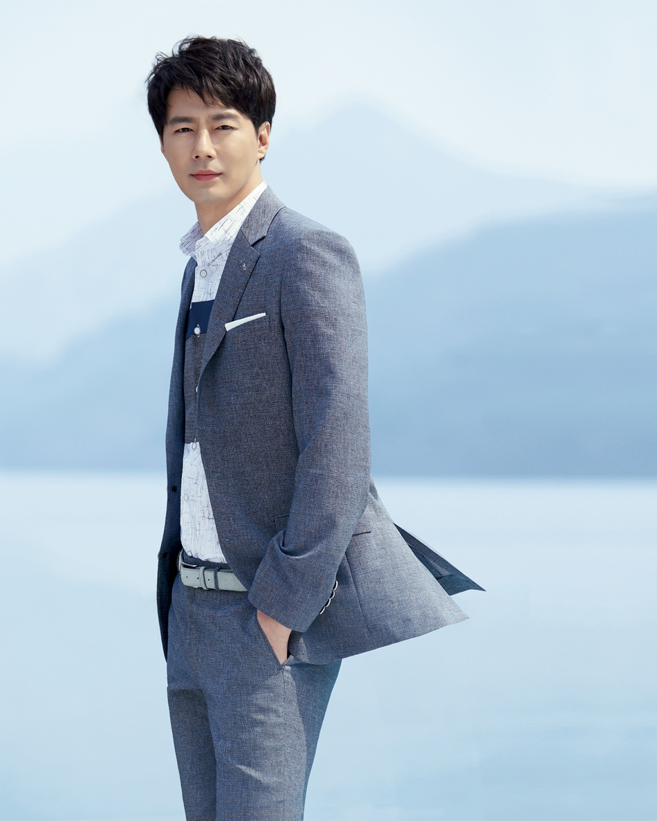 组图:赵寅成拍时尚写真型男魅力 大长腿惹人羡