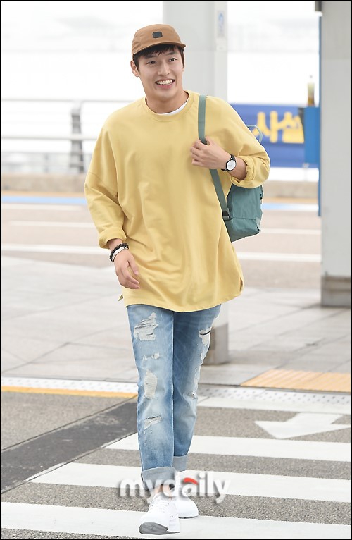 姜河那飞往关岛拍写真 素颜现身笑容明朗