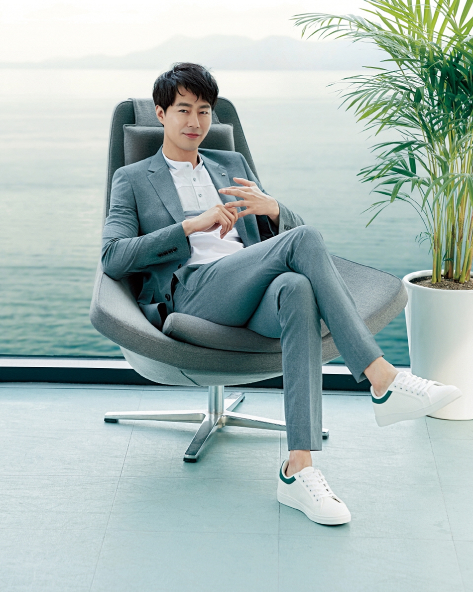组图:赵寅成拍时尚写真型男魅力 大长腿惹人羡