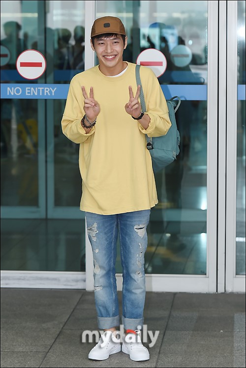 姜河那飞往关岛拍写真 素颜现身笑容明朗