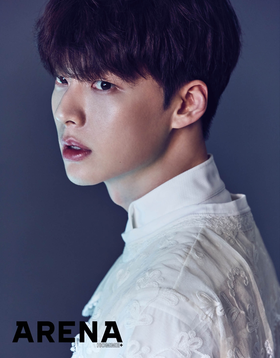 组图:安宰贤写真公开 细腻神情展独特魅力