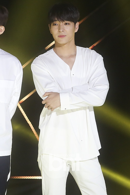 组图:ftisland穿白衣登台 崔钟勋恋情公开后首亮相_高清图集_新浪网