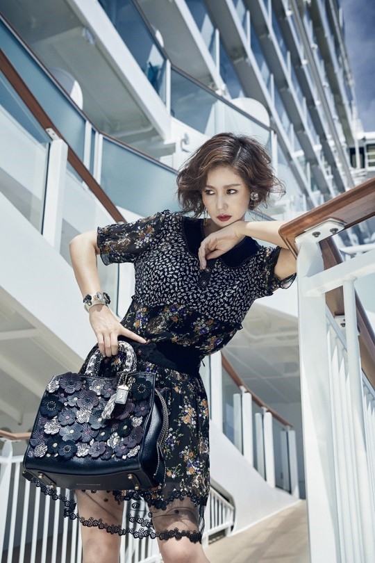 50岁美魔女金成玲拍泳装写