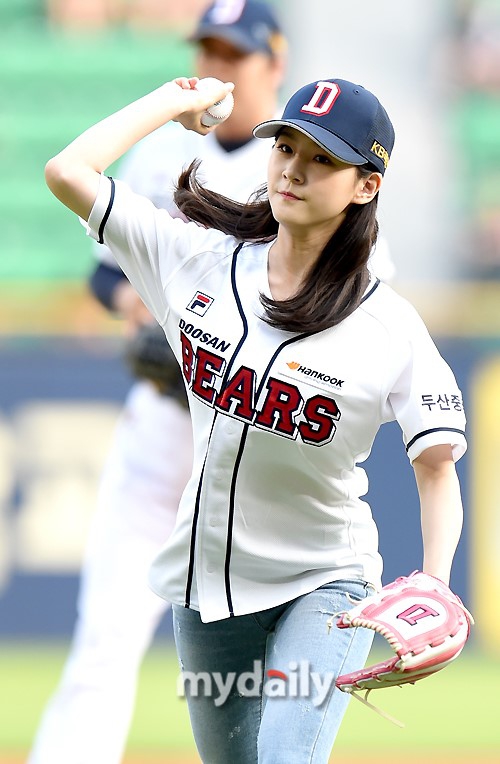 组图:17岁金赛纶为棒球比赛开球 身材修长气质清秀