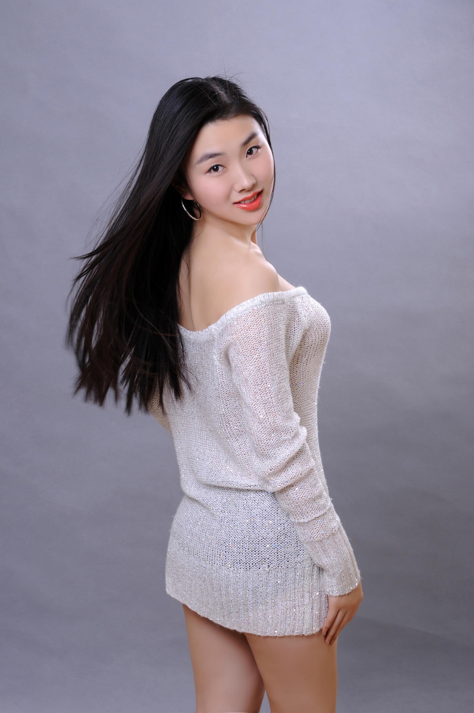 女歌手肖洋曝光了多组写真,照片中可以看出肖洋散发着暖暖的青春气息