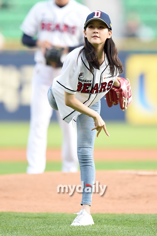 组图:17岁金赛纶为棒球比赛开球 身材修长气质清秀