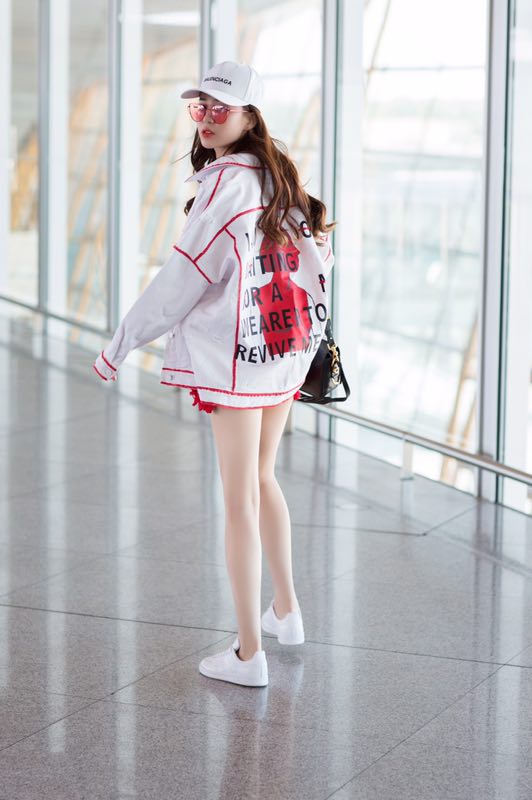 组图:温心亮相机场秀美腿 简洁休闲装时尚俏皮