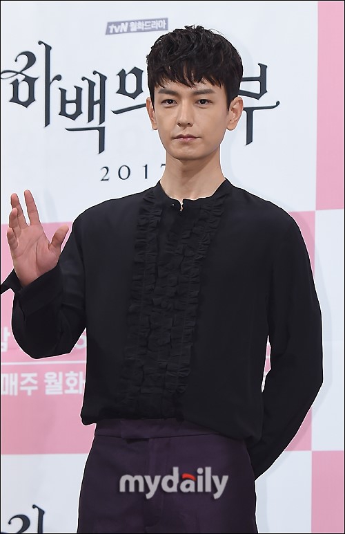 组图:《河伯的新娘》发布会 krystal攻气十足_高清图集_新浪网