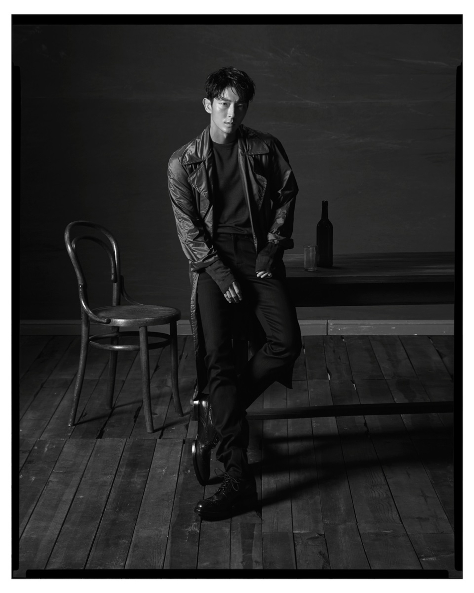 【2017.06.27】【明星】李准基黑白写真侧颜棱角分明 冷傲温柔并存