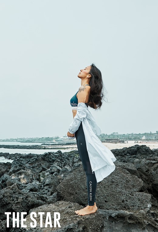 李孝利为某杂志拍摄的一组最新写真今天在网上曝光,多年瑜伽练就的