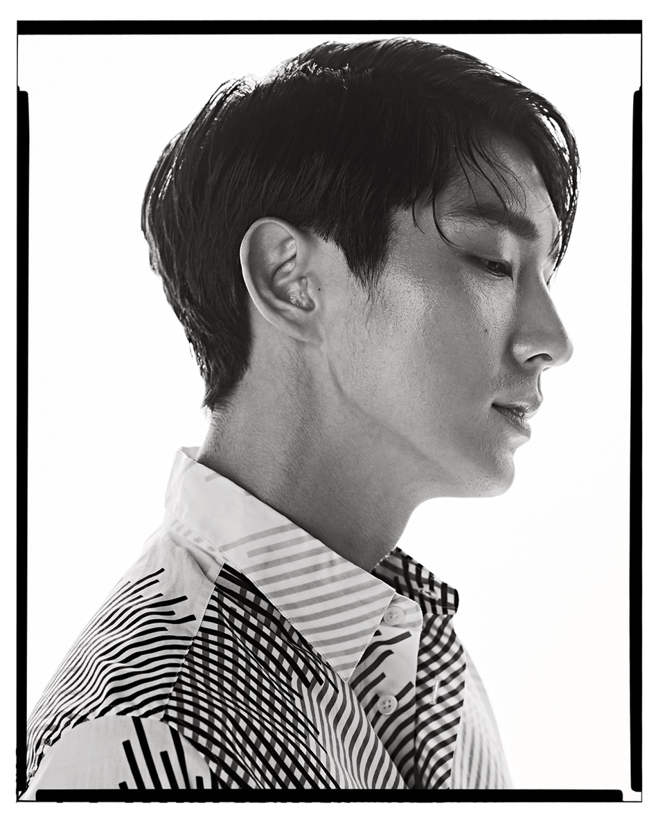 组图:李准基黑白写真侧颜棱角分明 冷傲温柔并存