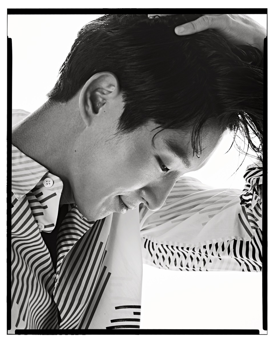 【2017.06.27】【明星】李准基黑白写真侧颜棱角分明 冷傲温柔并存