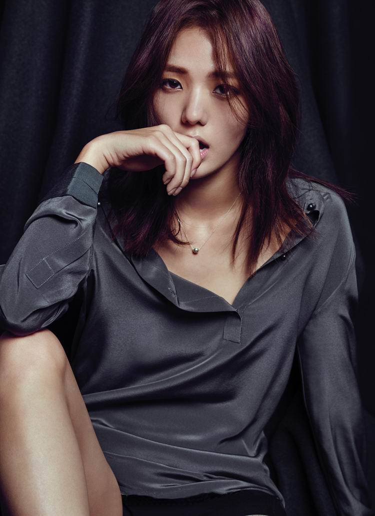 组图:蔡秀彬拍杂志写真 大眼秀清纯动人美貌