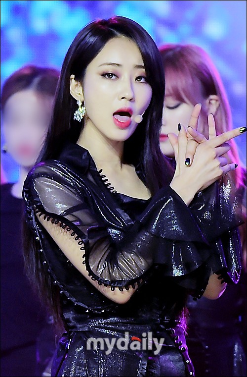 ninemuses女团穿黑纱登台 表演魅惑又火辣[9p]-时尚