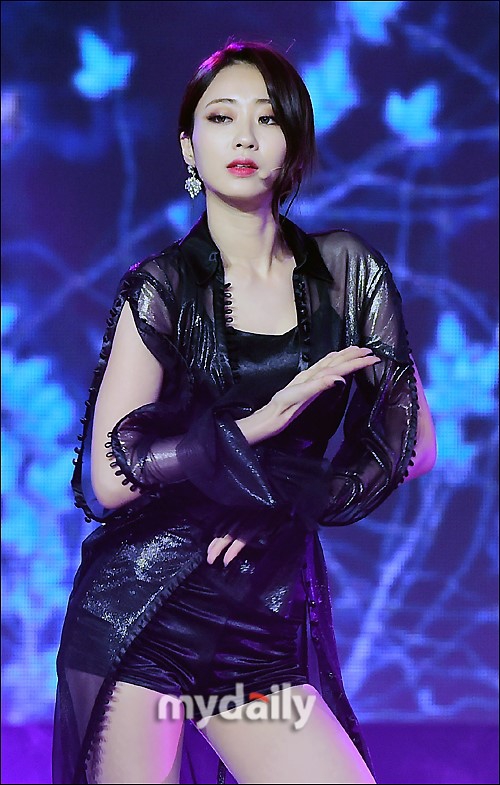 组图:ninemuses女团穿黑纱登台 表演魅惑又火辣_高清图集_新浪网