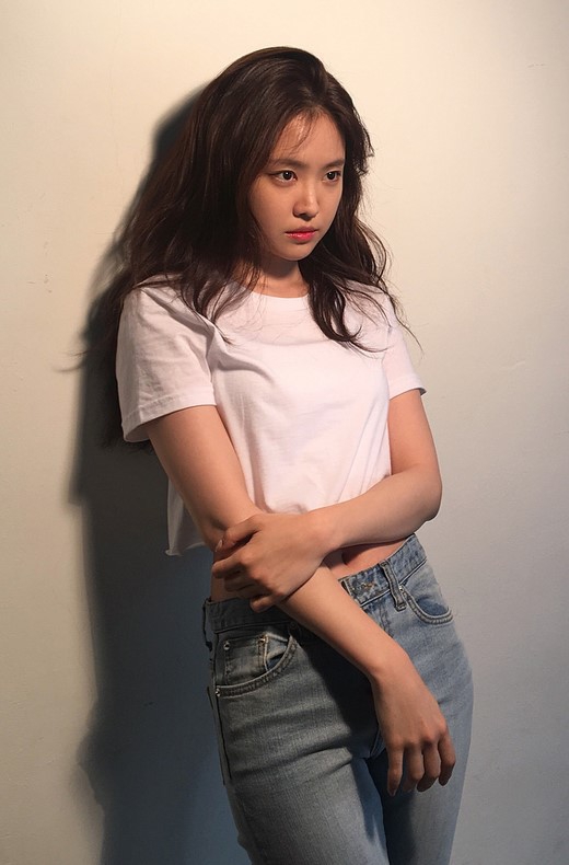 组图:apink孙娜恩拍写真 白t恤配牛仔裤清爽靓丽