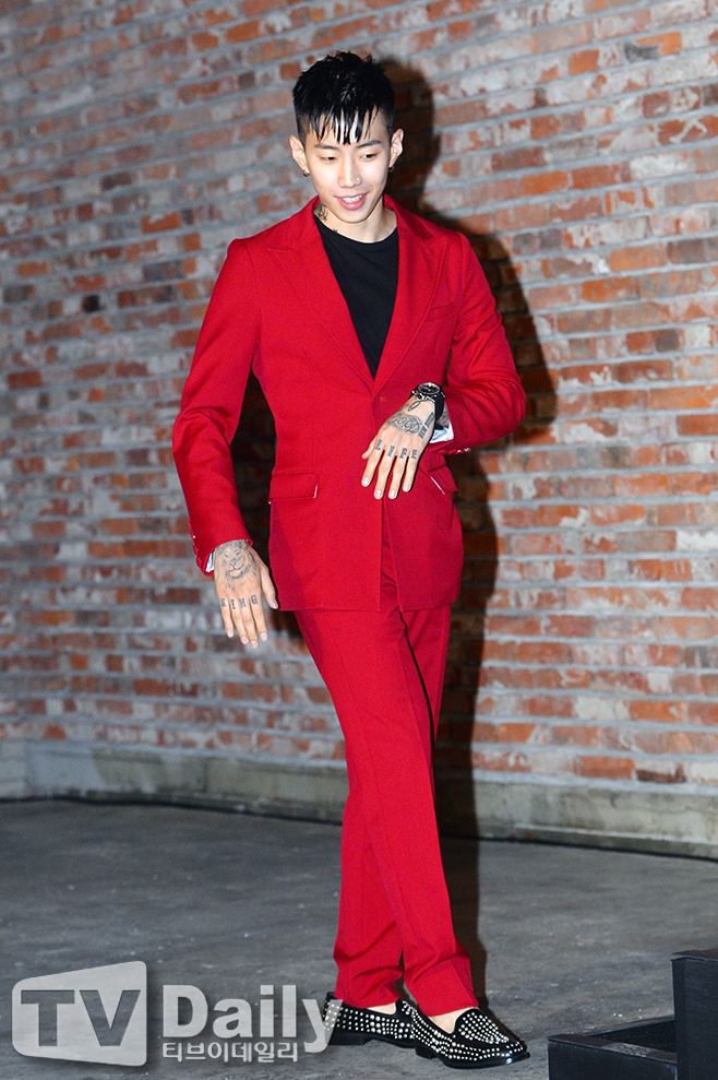组图朴宰范一身红衣出席活动纹身抢镜气质不羁