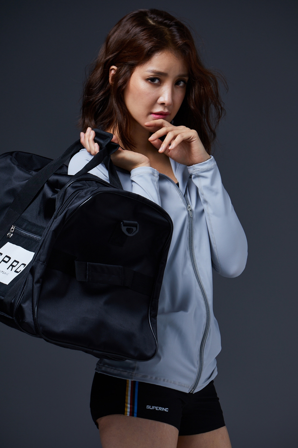 组图:李诗英拍宣传写真秀身材 多种风格切换