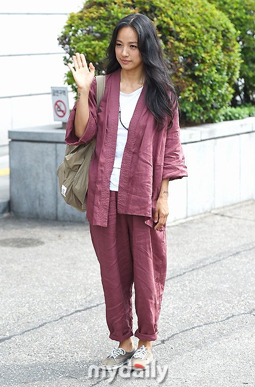 组图:李孝利录节目穿着似麻袋 素颜暴露鱼尾纹