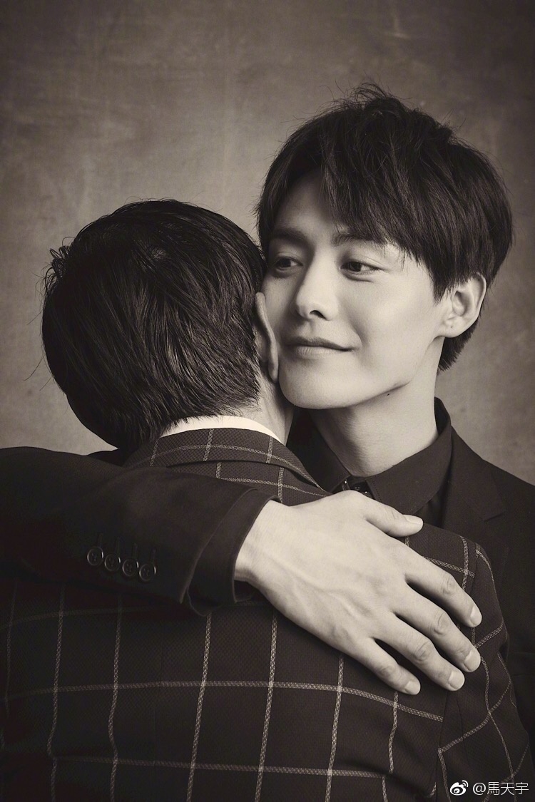 组图:马天宇与家人拍写真紧紧拥抱 将一起度假