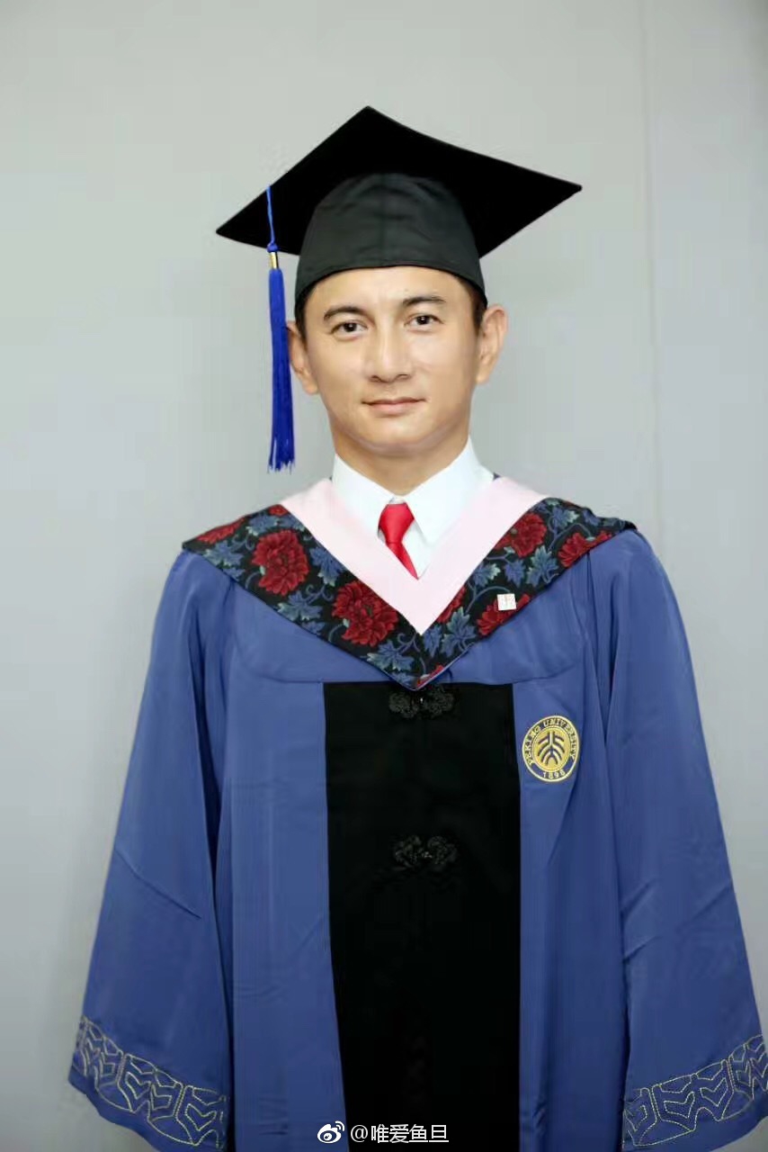 组图:吴奇隆北大emba毕业 穿硕士服校园骑单车_高清图集_新浪网