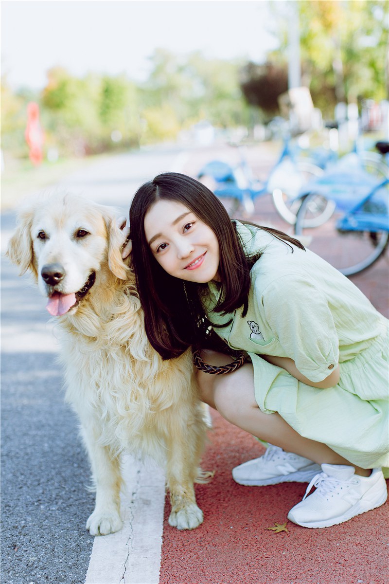 何花萌宠写真 与汪星人互动