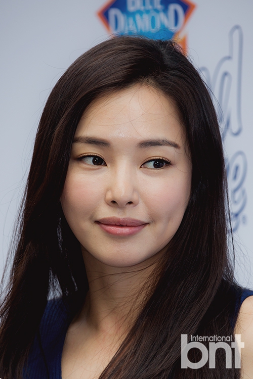 组图:李荷妮穿蓝色紧身裙亮相 紧裹曲线前凸后翘