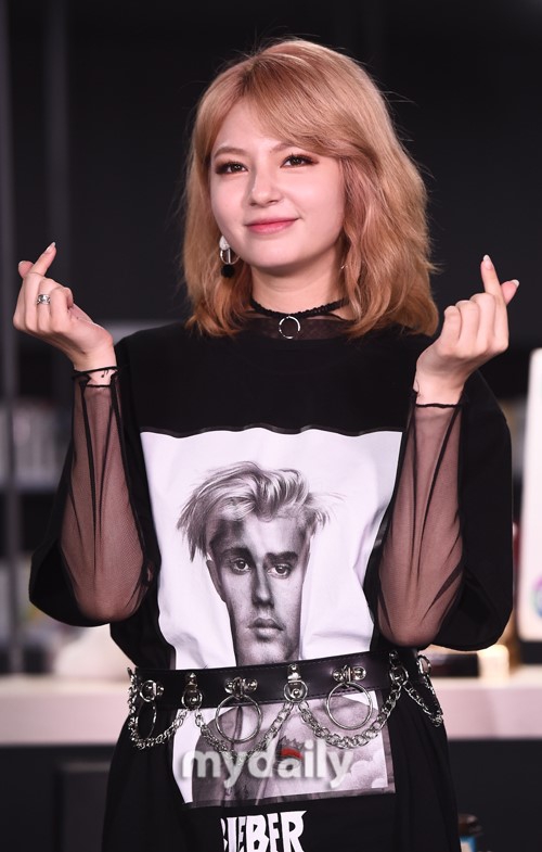 组图:英韩混血女歌手shannon受访 开心品美食