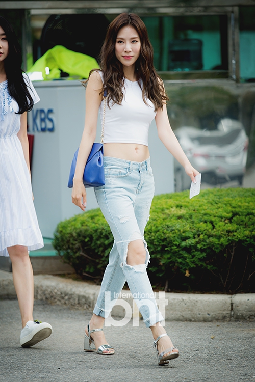 组图:韩女团stellar《音银》上班路 清新夏日风_高清图集_新浪网