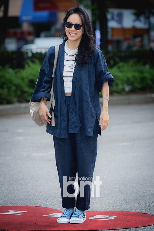 李孝利赴kbs彩排素颜出街 穿麻衣板鞋超率性