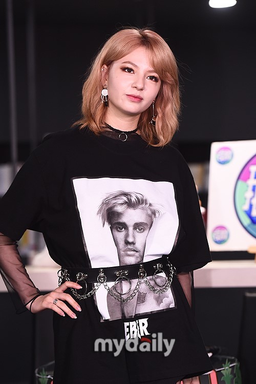 新浪娱乐讯 7月7日下午,英韩混血女歌手shannon在首尔dmc宣传馆参加了