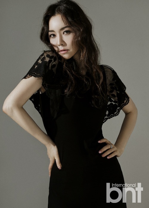 1 / 10 新浪娱乐讯 近日,韩国演员金正兰携手bntnews拍摄了一组时尚